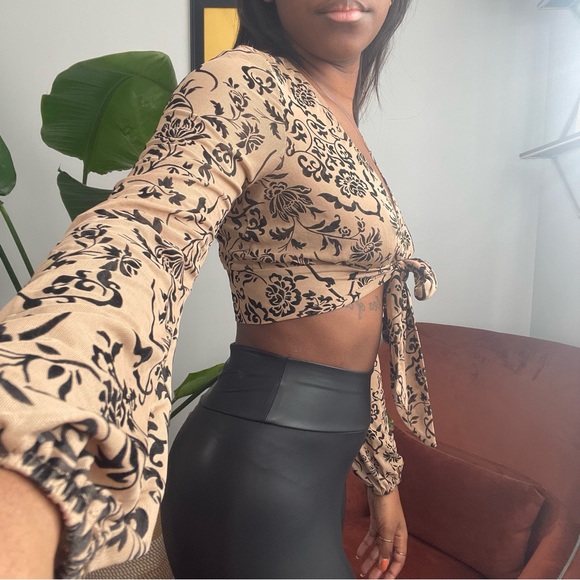 ❌SOLD❌ - 💫 Floral / Paisley Patterned Long Sleeve Crop Top 💫 - Picture 4 of 10